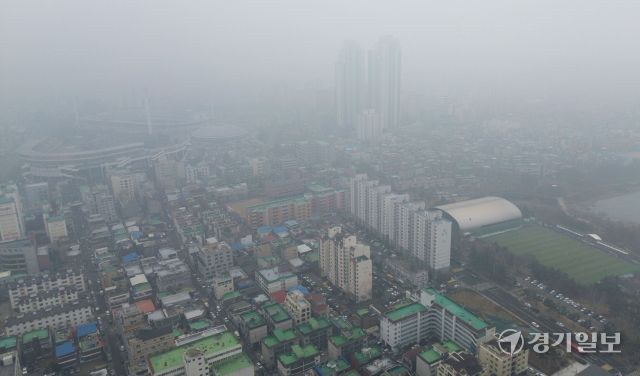 절기상 대한인 20일 수도권에 초미세먼지(PM2.5)주의보가 발령된 가운데 수원특례시 도심이 뿌옇게 보이고 있다. 기상청은 오는 주말까지 대기질이 나쁠 것이라고 예보했다. 김시범기자