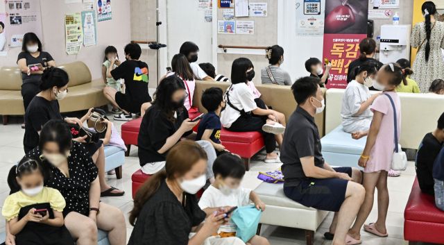 어린이병원에 진료를 받기 위한 어린이와 부모님들이 대기하고 있다. 경기일보DB
