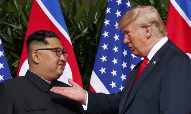 싱가포르 북미정상회담의 도널드 트럼프 미 대통령(오른쪽)과 김정은 북한 국무위원장(왼쪽). AP연합뉴스