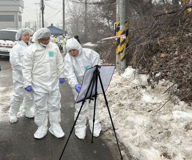 오후석 행정2부지사가 21일 양주시 양돈농가 통제초소를 방문해 방역 현장을 긴급 점검했다. 경기도 제공