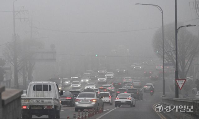 수도권에 올해 첫 비상저감조치가 발령된 21일 오전 수원특례시 출근길 도심이 온통 회색빛 미세먼지로 뒤덮여 있다. 김시범기자
