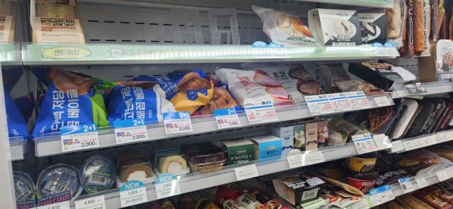 경기도의 한 GS25 매장에서 넷플릭스 프로그램 '흑백요리사'와 관련한 협업 상품이 2종 이상 판매되고 있다. 이연우기자