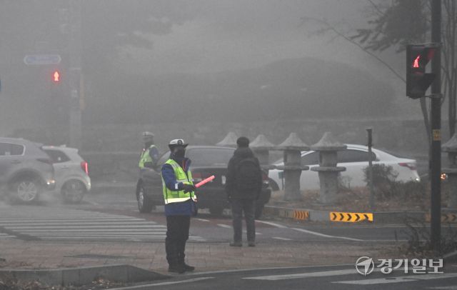 수도권에 올해 첫 비상저감조치가 발령된 21일 오전 수원특례시 출근길 도심이 온통 회색빛 미세먼지로 뒤덮여 있다. 김시범기자