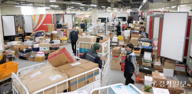 설날을 일주일 앞둔 22일 새벽 수원특례시 영통구 수원우편집중국에서 관계자들이 막바지 택배 분류 작업을 하고 있다. 한 직원는 "설 선물이 이번 주 내로 도착해 마음이 전달될 수 있도록 최선을 다하겠다"며 바쁘 몸을 움직였다. 윤원규기자