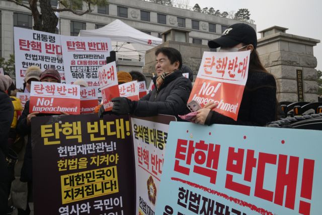 윤석열 대통령 지지자들이 20일 헌법재판소 앞에서 윤 대통령 탄핵 반대 집회를 열고 있다. 윤원규기자