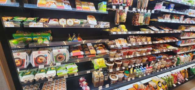 이마트24가 20일부터 고석현 쉐프와 손잡고 리조또 상품 등을 출시하기로 한 가운데 경기도 내 한 매장이 상품 진입칸을 비워두고 있다. 이연우기자