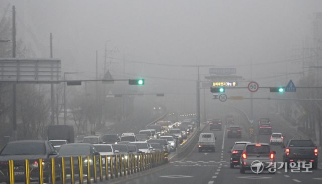 수도권에 올해 첫 비상저감조치가 발령된 21일 오전 수원특례시 출근길 도심이 온통 회색빛 미세먼지로 뒤덮여 있다. 김시범기자