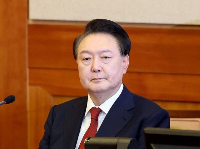 윤석열 대통령이 21일 오후 서울 종로구 헌법재판소에서 열린 탄핵심판 3차 변론에 출석하고 있다. 사진공동취재단