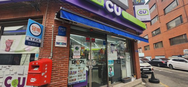 수원특례시 장안구의 한 편의점 입구 앞에 '급식대가'로 알려진 이미영 조리사와의 협업 상품 포스터가 부착돼 있다. 간편식 9종 등의 상품은 지난달 10일부터 이달 6일까지, 출시 한 달 만에 누적 판매량 80만 개를 돌파했다. 이연우기자