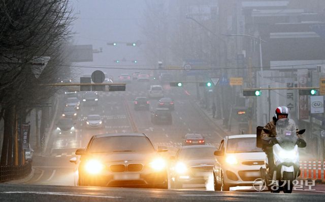 수도권에 올해 첫 비상저감조치가 발령된 21일 오전 수원특례시 출근길 도심이 온통 회색빛 미세먼지로 뒤덮여 있다. 김시범기자