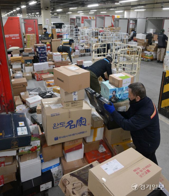 설날을 일주일 앞둔 22일 새벽 수원특례시 영통구 수원우편집중국에서 관계자들이 막바지 택배 분류 작업을 하고 있다. 한 직원는 "설 선물이 이번 주 내로 도착해 마음이 전달될 수 있도록 최선을 다하겠다"며 바쁘 몸을 움직였다. 윤원규기자