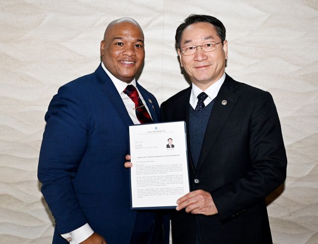 유정복 인천시장이 지난 19일(현지시간) 미국 워싱턴에서 트럼프 미국 대통령에게 전달할 인천상륙작전 기념식 초청장을 마크 번즈 목사에게 건네고 있다. 시 제공