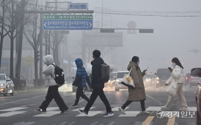 수도권에 올해 첫 비상저감조치가 발령된 21일 오전 수원특례시 출근길 도심이 온통 회색빛 미세먼지로 뒤덮여 있다. 김시범기자