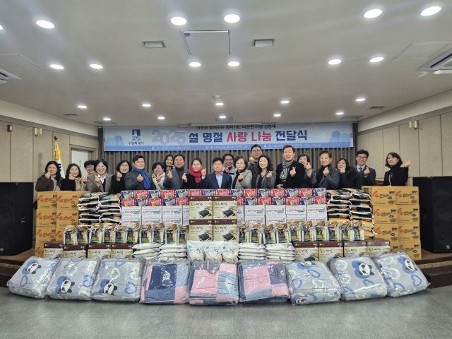 팔달구 화서1동 행정복지센터가 설 명절을 맞이해 21일 지역사회 이웃들에게 후원금과 식료품 등을 전달하는 ‘설 명절 사랑 나눔 전달식’을 진행했다. 화서1동 행정복지센터 제공