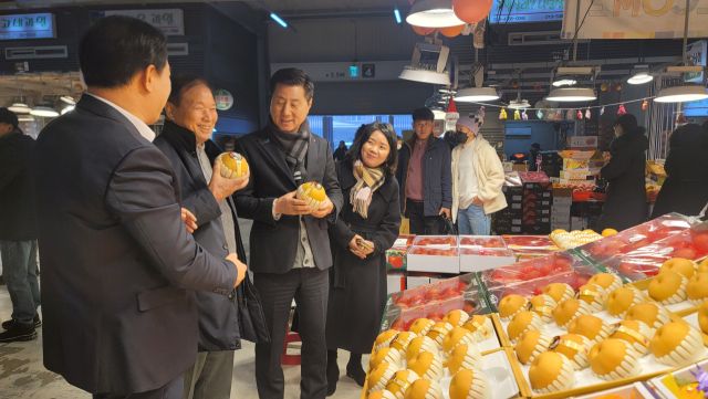 21일 인천 남동구 남촌농산물도매시장에서 김재득 농협인천본부 총괄본부장이 설 명절 농산물 수급 상황과 가격 동향을 점검하고 있다. 농협인천본부 제공