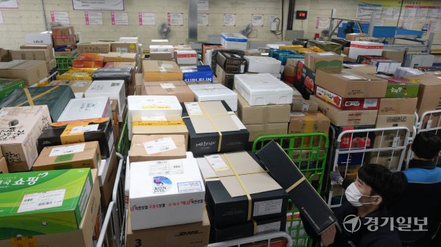 설날을 일주일 앞둔 22일 새벽 수원특례시 영통구 수원우편집중국에서 관계자들이 막바지 택배 분류 작업을 하고 있다. 한 직원는 "설 선물이 이번 주 내로 도착해 마음이 전달될 수 있도록 최선을 다하겠다"며 바쁘 몸을 움직였다. 윤원규기자