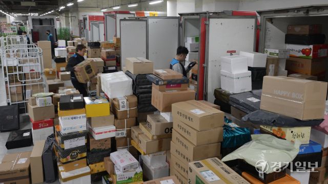 설날을 일주일 앞둔 22일 새벽 수원특례시 영통구 수원우편집중국에서 관계자들이 막바지 택배 분류 작업을 하고 있다. 한 직원는 "설 선물이 이번 주 내로 도착해 마음이 전달될 수 있도록 최선을 다하겠다"며 바쁘 몸을 움직였다. 윤원규기자