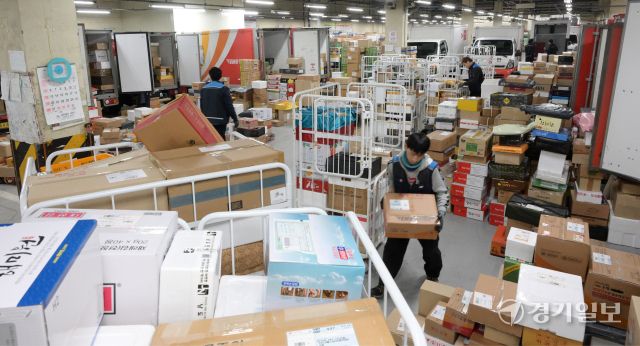 설날을 일주일 앞둔 22일 새벽 수원특례시 영통구 수원우편집중국에서 관계자들이 막바지 택배 분류 작업을 하고 있다. 한 직원는 "설 선물이 이번 주 내로 도착해 마음이 전달될 수 있도록 최선을 다하겠다"며 바쁘 몸을 움직였다. 윤원규기자