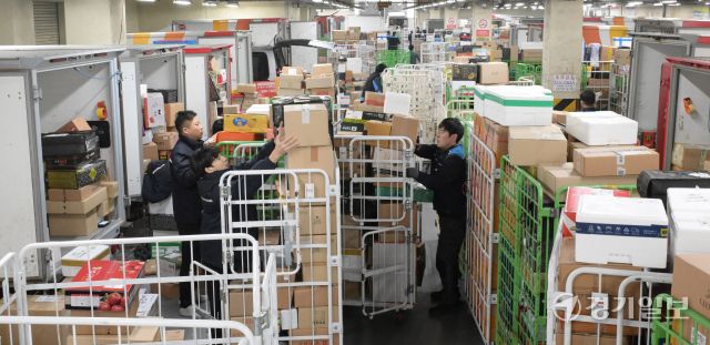 설날을 일주일 앞둔 22일 새벽 수원특례시 영통구 수원우편집중국에서 관계자들이 막바지 택배 분류 작업을 하고 있다. 한 직원는 "설 선물이 이번 주 내로 도착해 마음이 전달될 수 있도록 최선을 다하겠다"며 바쁘 몸을 움직였다. 윤원규기자