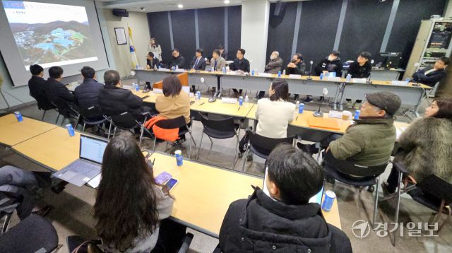 21일 오전 용인특례시 수지구청 영상정보실에서 고기동 실버타운 사면안정화 조치 설명회가 열리고 있다. 송상호기자