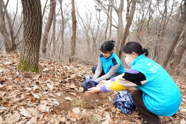 압수 농산물을 활용한 야생동물 먹이주기 행사. 관세청 제공