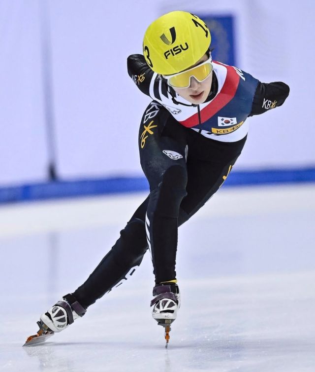 22일(한국시간) 이탈리아 토리노의 팔라벨라 빙상장에서 열린 ‘2025 토리노 동계 세계대학경기대회’ 쇼트트랙 여자부 1천500m에서 우승한 김길리(성남시청)가 레이스를 펼치고 있다. FISU 제공