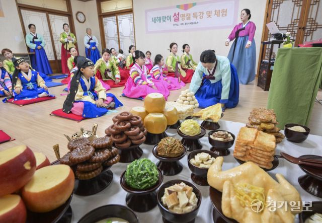 설날을 일주일 앞둔 22일 용인특례시 처인구 용인시예절교육관에서 열린 '새해 맞이 설 명절 특강 및 체험'에서 다문화가정 가족들이 차례 및 설 명절 문화 특강을 받고 있다. 윤원규기자