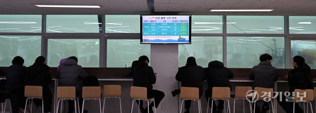 서해안 중심으로 짙은 안개로 인천과 섬을 오가는 여객선이 통제된 22일 인천시 중구 인천항 연안여객터미널 전광판에 '안개 대기' 안내가 나오고 있다. 조병석기자