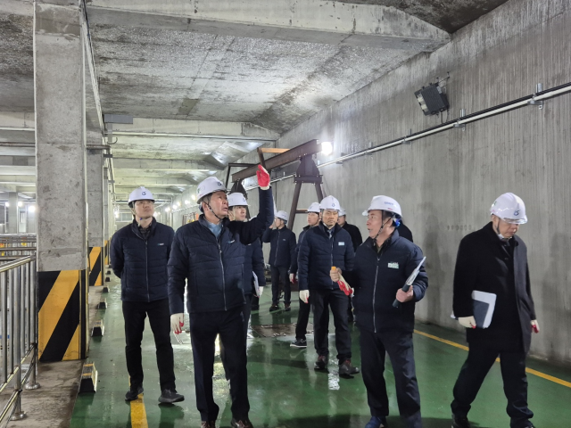 최계운 인천환경공단 이사장과 공단 관계자들이 하수 주요 시설 현장을 점검하고 있다. 인천시 제공