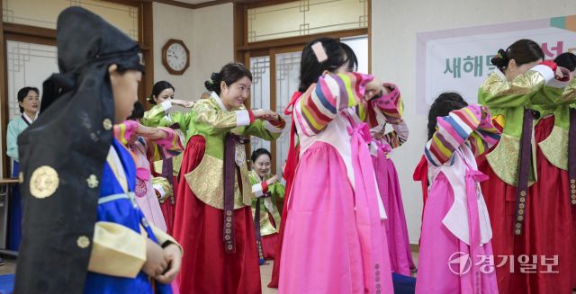 설날을 일주일 앞둔 22일 용인특례시 처인구 용인시예절교육관에서 열린 '새해 맞이 설 명절 특강 및 체험'에서 다문화가정 가족들이 세배 방법을 배우고 있다. 윤원규기자