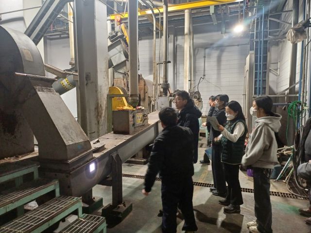 한강유역환경청 환경감시단이 파주시 소재 음식물류폐기물 처리시설 사업장을 점검하고 있다. 한강유역환경청 제공