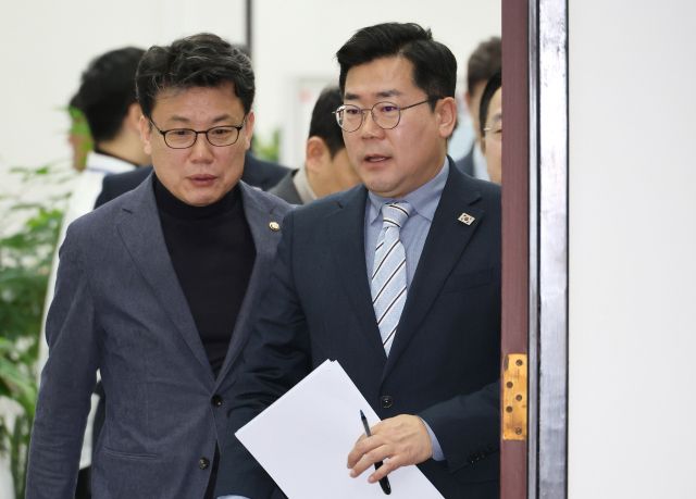 더불어민주당 박찬대 원내대표(오른쪽)가 16일 국회에서 열린 정책조정 회의에 입장하며 진성준 정책위의장과 대화하고 있다. 연합뉴스