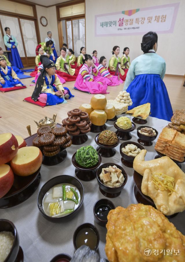 설날을 일주일 앞둔 22일 용인특례시 처인구 용인시예절교육관에서 열린 '새해 맞이 설 명절 특강 및 체험'에서 다문화가정 가족들이 차례 및 설 명절 문화 특강을 받고 있다. 윤원규기자