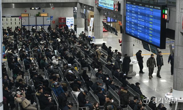 서해안 중심으로 짙은 안개로 인천과 섬을 오가는 여객선이 통제된 22일 인천시 중구 인천항 연안여객터미널 전광판에 '안개 대기' 안내가 나오고 있다. 조병석기자