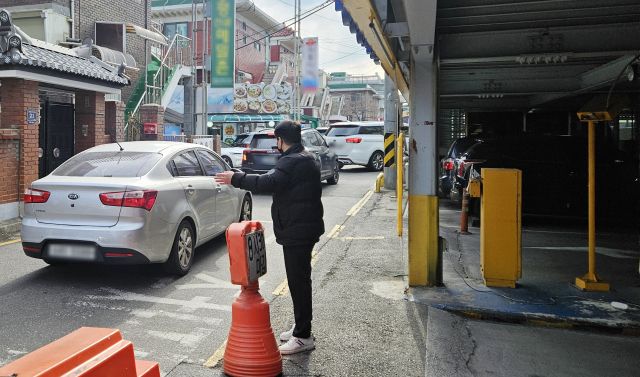 22일 오후 인천 남동구 모래내시장 공영주차장, 이른 아침부터 주차 자리가 없어 주차장 관계자들이 출입을 통제하고 있다. 장민재 기자
