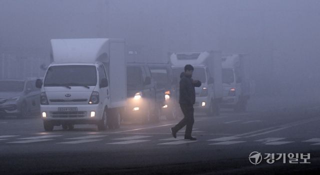 서해안 중심으로 짙은 안개로 인천과 섬을 오가는 여객선이 통제된 22일 인천시 중구 인천항 연안여객터미널 인근 도로가 안개로 덮여 있다.조병석기자