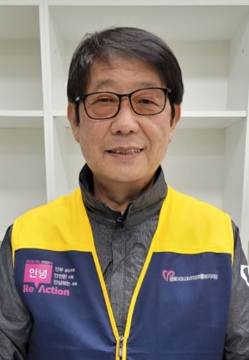 군포시 자원봉사자로 활동하고 있는 윤영근씨. 윤덕흥 기자