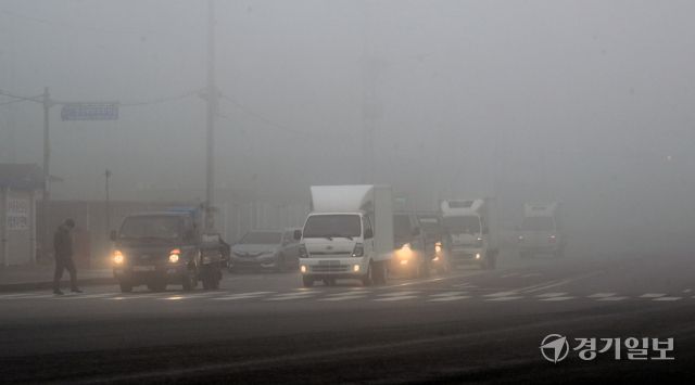 서해안 중심으로 짙은 안개로 인천과 섬을 오가는 여객선이 통제된 22일 인천시 중구 인천항 연안여객터미널 인근 도로가 안개로 덮여 있다.조병석기자