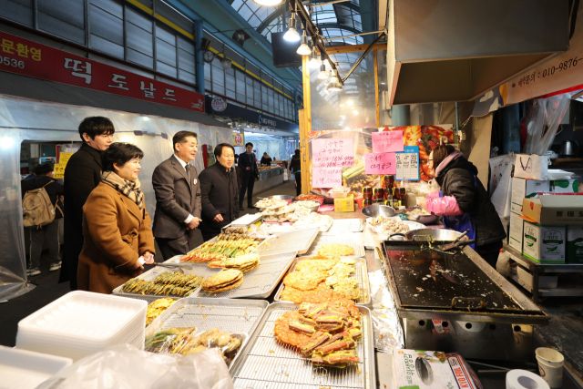 정해권 인천시의회 의장이 22일 연수구 옥련시장을 찾아 물가를 점검하고 상인들을 격려하고 있다. 시의회 제공