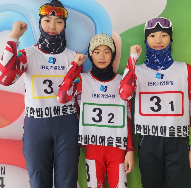 회장컵 바이애슬론 여초 고학년부 계주서 시즌 3관왕에 오른 경기선발팀. (왼쪽부터)전태희, 김지안, 박서윤.일동초 제공