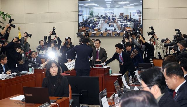 22일 국회에서 열린 '윤석열 정부의 비상계엄 선포를 통한 내란 혐의 진상규명 국정조사 특별위원회' 1차 청문회에서 안규백 위원장이 '윤석열 대통령 동행명령장'을 발부하고 있다. 연합뉴스
