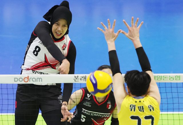 22일 수원체육관에서 벌어진 ‘도드람 2024-2025 V리그’ 여자부 수원 현대건설과의 경기에서 대전 정관장의 메가가 스파이크를 날리고 있다.연합뉴스