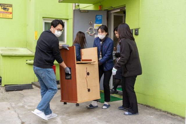 최근 인천자모원을 방문한 인스파이어 여성리더십위원회 회원들이 센터 청소와 환경미화를 하고 있다. 인스파이어 제공