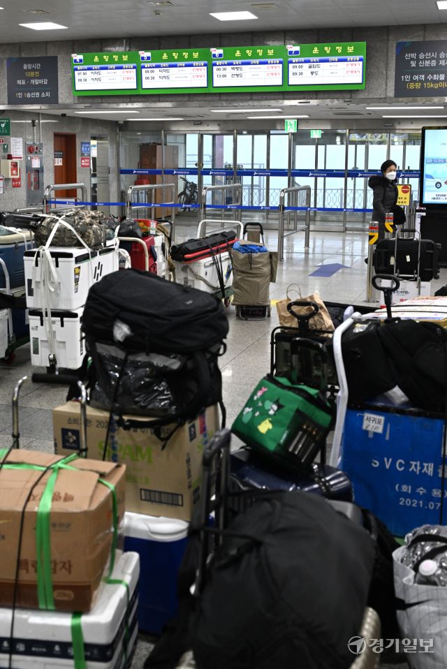 서해안 중심으로 짙은 안개로 인천과 섬을 오가는 여객선이 통제된 22일 인천시 중구 인천항 연안여객터미널 전광판에 '안개 대기' 안내가 나오고 있다. 조병석기자