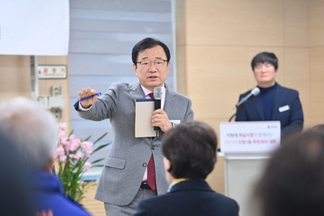 이현재 하남시장이 22일 오전 신장1동 행정복지센터에서 열린 ‘주민과의 대화’에서 인사말을 하고 있다. 하남시 제공