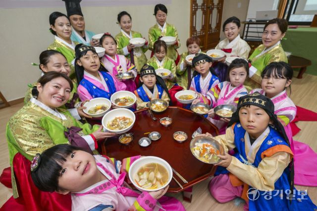 설날을 일주일 앞둔 22일 용인특례시 처인구 용인시예절교육관에서 열린 '새해 맞이 설 명절 특강 및 체험'에서 다문화가정 가족들이 직접 만든 떡국을 자랑하고 있다. 윤원규기자