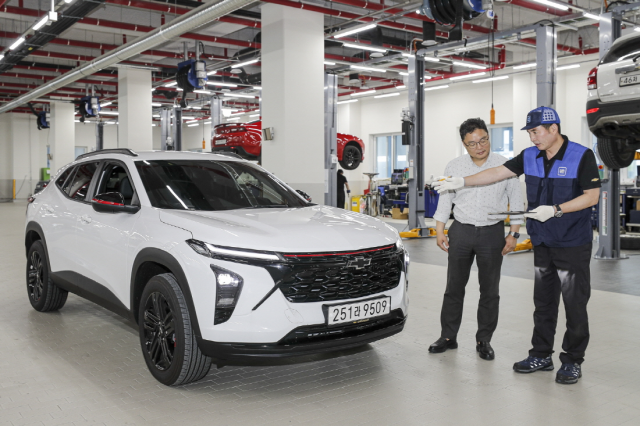 한국지엠(GM) 직원들이 차량을 점검하고 있는 모습으로 기사 본문과 구체적인 관련 없음. 한국GM 제공