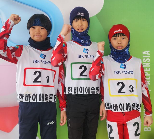 회장컵 바이애슬론 남초 고학년부 계주서 시즌 3관왕에 오른 포천G스포츠클럽의 (왼쪽부터)김도현, 고동규, 최가람.포천G스포츠클럽 제공