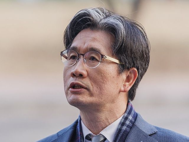 오동운 고위공직자범죄수사처장이 22일 오전 정부과천청사 내 공수처로 출근하다 취재진과 만나 윤석열 대통령 수사와 관련한 공수처의 입장을 밝히고 있다. 연합뉴스