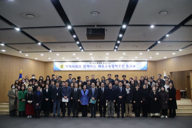 22일 경기도의회 대회의실에서 열린 ‘경기 골든플랜’ 정책 토크쇼에 참석한 참가자들이 기념사진을 촬영하고 있다. 김준혁 의원실 제공